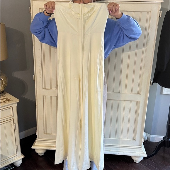 Mac Duggal Ivory Crepe Halter Neck Flower Detail Jumpsuit - Picture 4 of 16